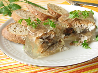 Brathering in Aspik mit Brötchen