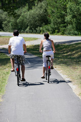 Homme et femme se baladant en vélos