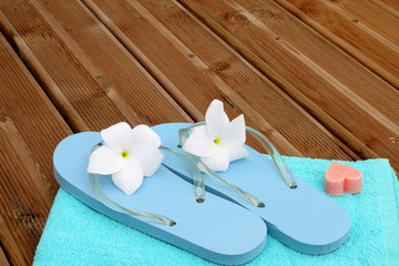 sauna détente, serviette fleuri, sandales romantiques