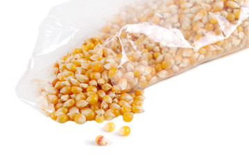 Grains de maïs bio en grain dans son sachet