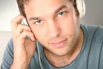 junger mann hört musik kopfhörer