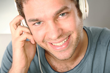 junger mann hört musik kopfhörer