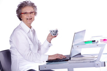 Ältere Business Dame am Schreibtisch mit Kaffetasse Porträt