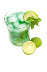 cocktail mojito con lime e foglie di menta