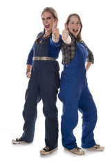 Zwei junge Frauen im Blaumann mit Werkzeug