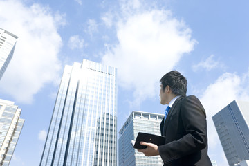 空を見上げるビジネスマン