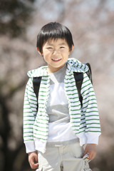 桜の下に立つ小学生男子