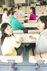 振り返る大学生達