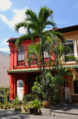 Naklejka premium Belle maison coloniale colorée dans Emerald Hill road à Singapour