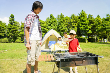 バーベキューを楽しんでいる家族 © Paylessimages