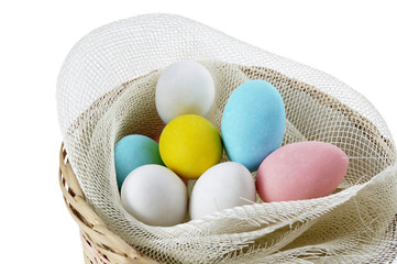 uova colorate nel cestino