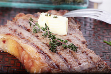 Faux filet de boeuf et ses herbes grillé