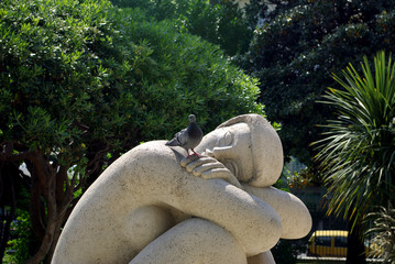 statue et pigeon © Gerard Moreau