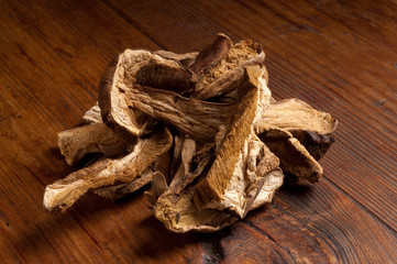 Fototapeta premium funghi porcini secchi su fondo di legno