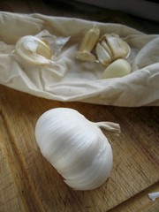 Garlic in the kitchen - obrazy, fototapety, plakaty