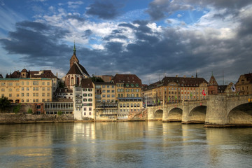 Fototapeta na wymiar Mittlere Bridge i Basel nabrzeża, Szwajcaria