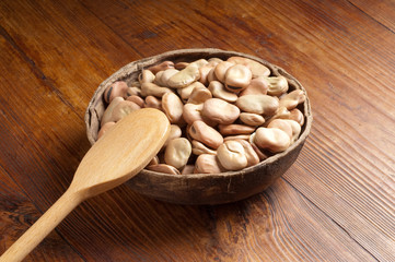 ciotola con fave e chcchiaio