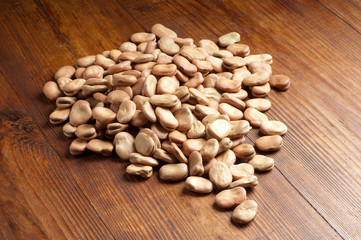 fave su fondo di legno