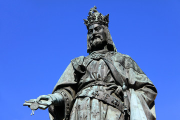 Fototapeta na wymiar Brązowy posąg króla czeskiego Karola IV. w Pradze