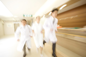 走る医者と看護師