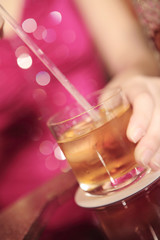 お酒をかき回す女性