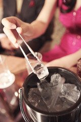 お酒をつくる女性の手