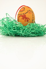 Osterei auf Kunstrasen