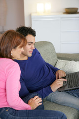 Obraz premium Couple devant un ordinateur portable
