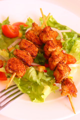 putenfleischspiesse mit salat
