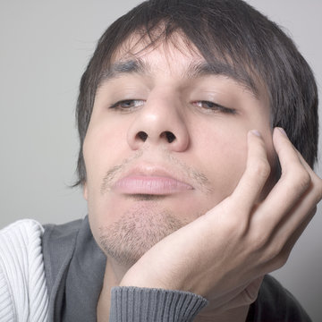 jeune homme bouder ennuis