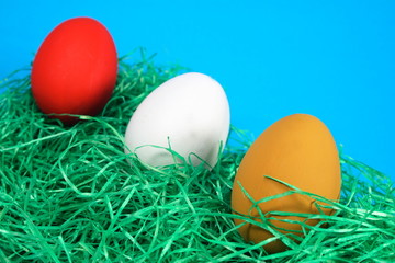 Osterei auf Kunstrasen