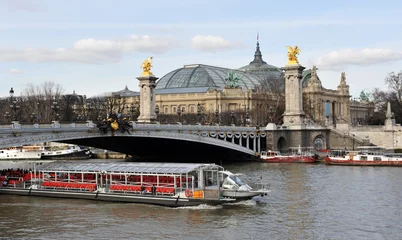 Photo sur Plexiglas Pont Alexandre III Grand palais,  pont Alexandre III et bateau mouche