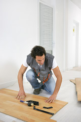 Homme posant du parquet