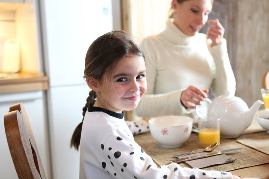 Portrait d'une fillette prenant son petit d&eacute;jeuner