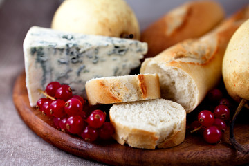 Baguette with blue cheese and fruits