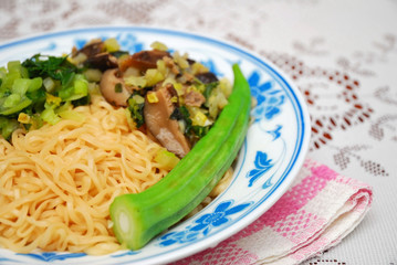Chinese style vegetarian noodles