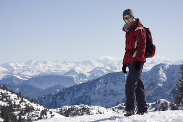 frau in den alpen