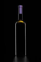bottiglia di vino bianco con capsula viola