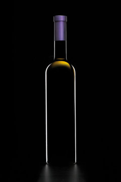 bottiglia di vino bianco con capsula viola