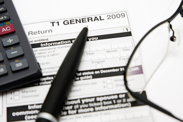 Filling in canadian individual tax form T1 - 20994701