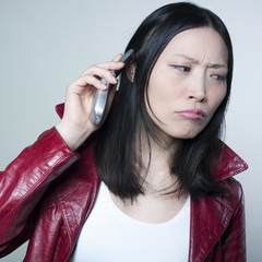 jeune femme asiatique fachée au téléphone portable