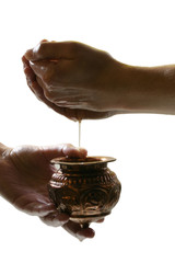Massageöl zwischen den Finger