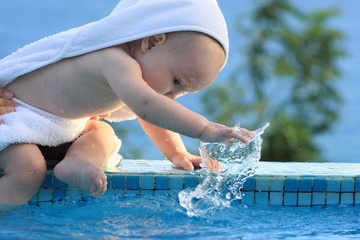 Bébé à la découverte de l'eau.