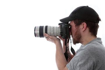 Mann mit Bart und Kamera mit Teleobjektiv