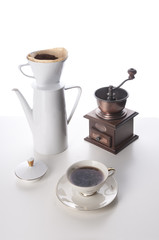 Kaffeetafel mit Kaffeemühle und Kaffeekanne