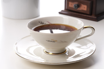 Kaffeetasse mit Goldrand und Kaffee