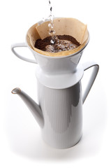 Kaffee kochen mit Porzellan-Filter