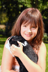 Mädchen mit einem Kaninchen auf dem Arm
