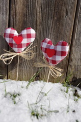 Miłosne serca na śniegu