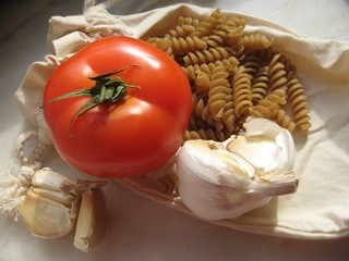 Tomato with pasta and garlic